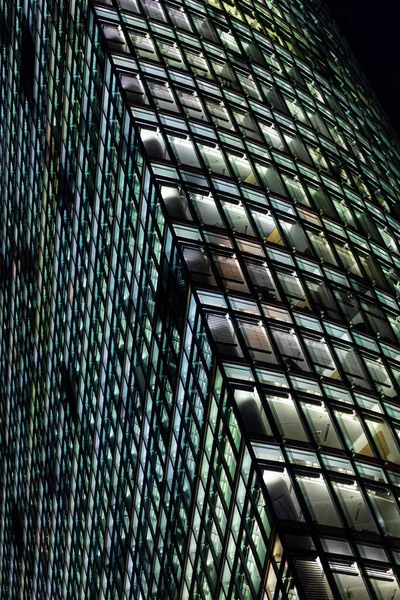 Edifício Escritórios Cidade Moderna Arranha Céus Noite Com Luzes Acesas — Fotografia de Stock
