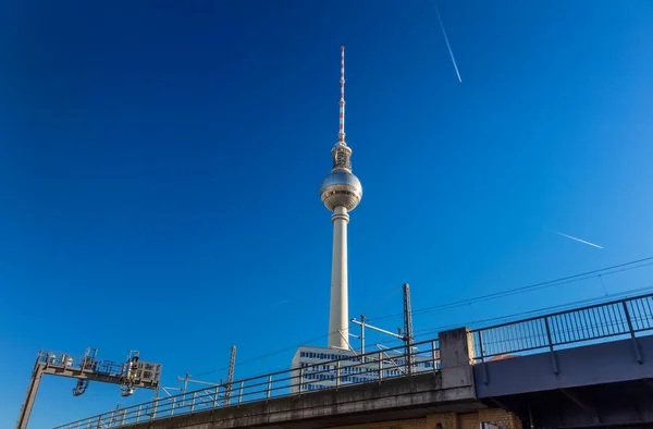 Bahn Hochbahn Und Flugzeuge Fliegen Berliner Fernsehturm Vorbei Berlin Deutschland — Stockfoto