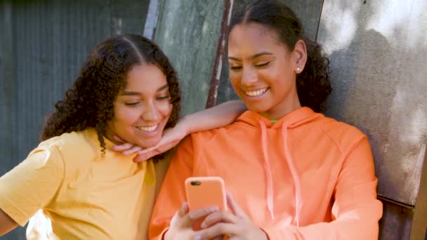 Deux Belles Filles Afro Américaines Heureuses Souriantes Métissées Adolescentes Jeunes — Video
