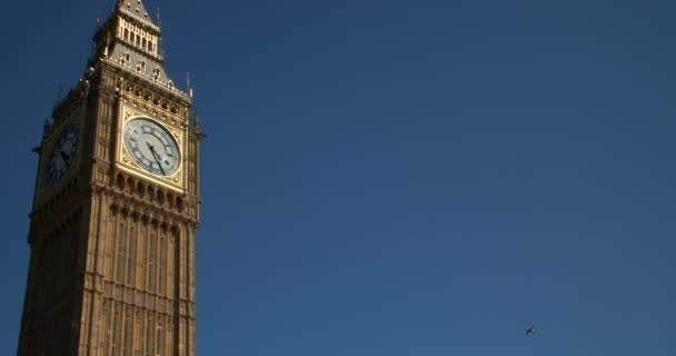 Letadlo Letící Kolem Big Bena Domy Parlamentu Modré Obloze Léto — Stock video