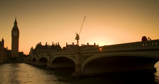 Pessoas Ônibus Vermelhos Atravessando Westminster Bridge Pôr Sol Por Big — Vídeo de Stock