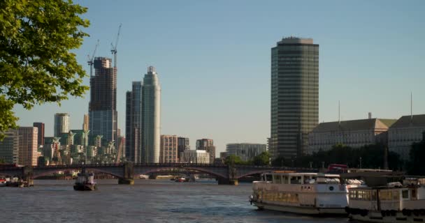 City Skyline London England United Kingdom June 2022 Boats River — Stock video