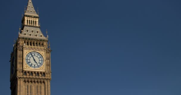 Red London Buses Crossing Front Big Ben Houses Parliament Blue — Vídeos de Stock
