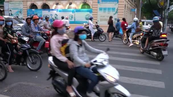 People Scooters Pedestrian Crossing Streets Chi Minh City Saigon Vietnam — ストック動画