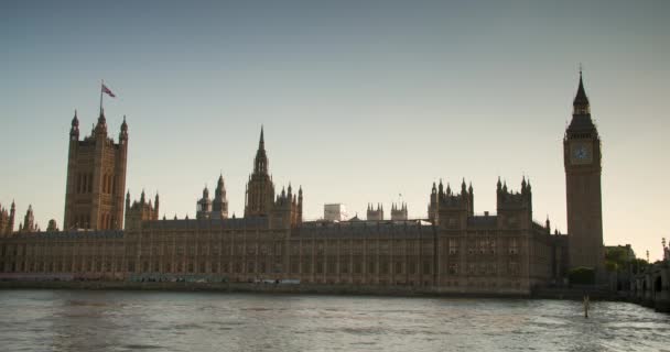 Big Ben Huizen Van Het Parlement Langs Theems Schemering Londen — Stockvideo