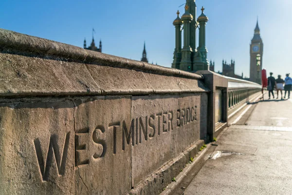 Anonymous People Tourists Walking Westminster Bridge Houses Parliament Big Ben — Foto Stock