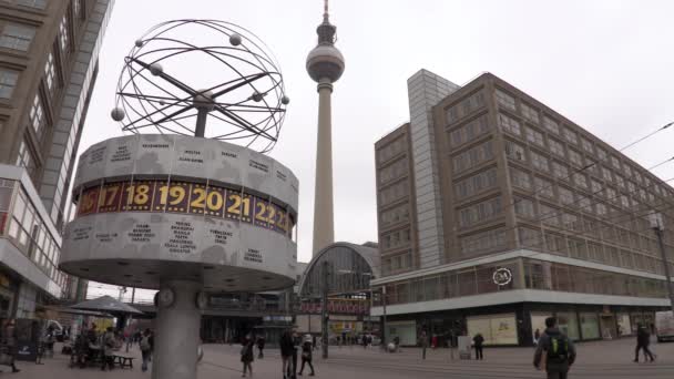 Alexanderplatz Berlijn Duitsland Februari 2020 Dag Video Van Wereldklok Mensen — Stockvideo