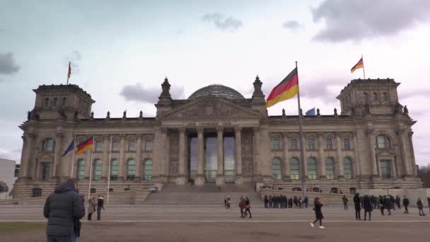 Reichstag Building Berlin Germany February 2020 Time Lapse Video Tourists — Vídeo de Stock