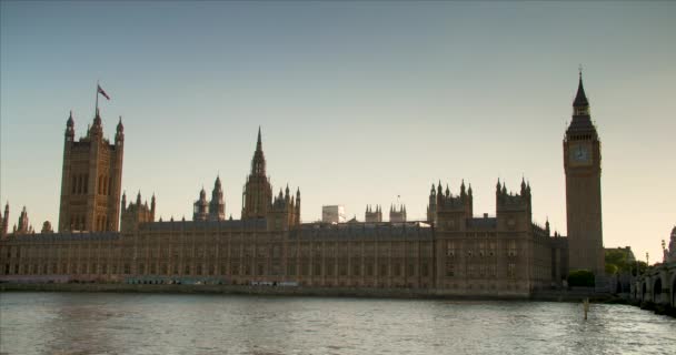 Big Ben Houses Parliament Alongside River Thames Dusk London England — Vídeo de stock