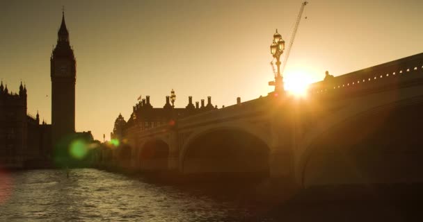 People Crossing Westminster Bridge Sunset Big Ben Houses Parliament London — Vídeo de Stock