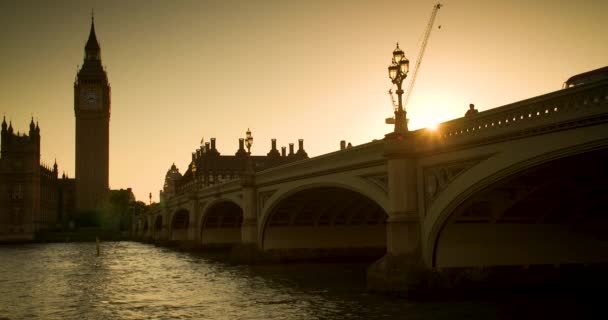 People Red Buses Crossing Westminster Bridge Sunset Big Ben Houses — Video Stock