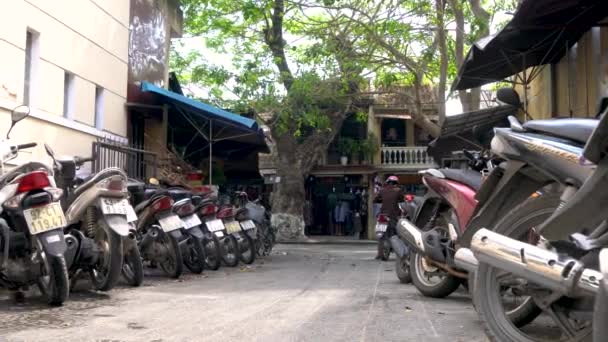 Hoi Etnam Nisan 2018 Hoi Vietnam Sokaklarında Insanlar Motosiklet Sürüyor — Stok video