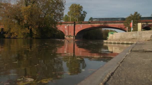 Train Crossing River Thames Brunels Railway Bridge Maidenhead Berkshire England — Stok video