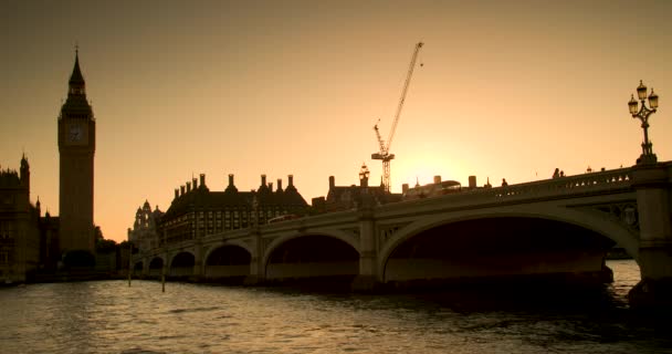 People Red Buses Crossing Westminster Bridge Sunset Big Ben Houses — Vídeo de Stock