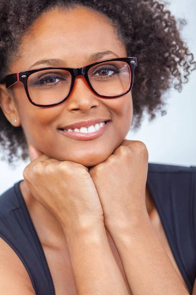 美しいインテリジェントな出生アフリカ系アメリカ人の女の子や若い女性が完璧な歯と眼鏡をかけて笑って — ストック写真