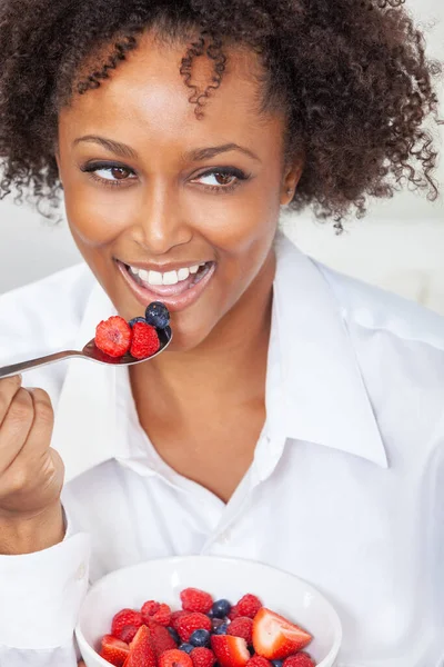 Ragazza Afroamericana Biraciale Donna Giovane Con Denti Perfetti Mangiare Una — Foto Stock