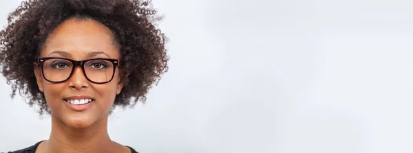 Linda Raça Mista Inteligente Menina Afro Americana Jovem Mulher Sorridente — Fotografia de Stock