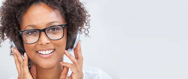 Hermosa Chica Afroamericana Raza Mixta Mujer Joven Con Gafas Sonriendo —  Fotos de Stock