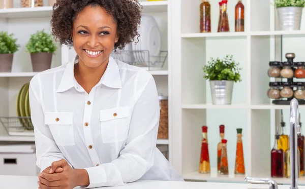 Hermosa Chica Birracial Feliz Afroamericana Mujer Joven Con Una Camisa — Foto de Stock