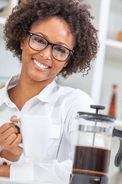 Linda Menina Afro Americana Birracial Feliz Jovem Com Dentes Perfeitos — Fotografia de Stock