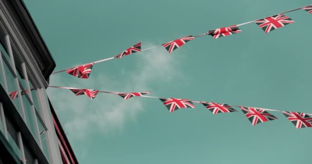 Union Jack Bandeiras Contra Céu Azul Inglaterra Grã Bretanha Movimento — Vídeo de Stock