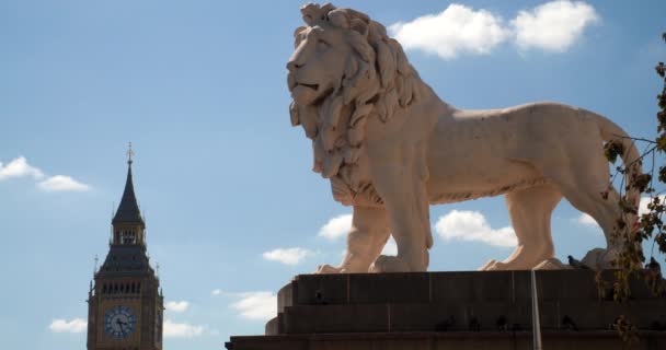 Биг Бен Здание Парламента Статуя Лиона Вестминстерском Мосту Лондон Англия — стоковое видео