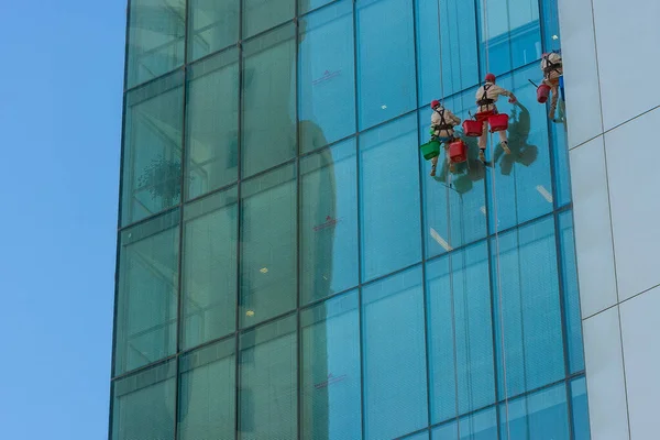 Anonymous Window Cleaners Cleaning Windows Swings Cradles City Skyscraper — Stock Photo, Image