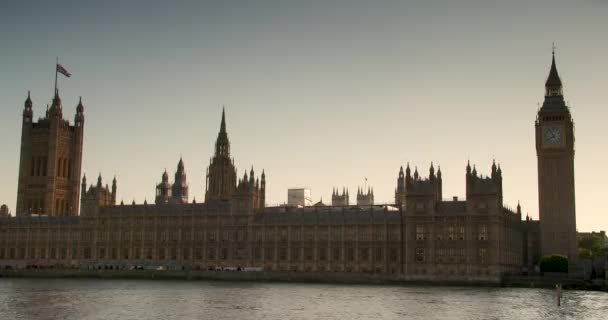 Big Ben Houses Parliament Alongside River Thames Dusk London England — Stock video