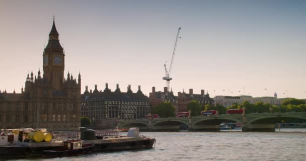 Menschen Touristen Und Rote Busse Überqueren Die Westminster Bridge Über — Stockvideo