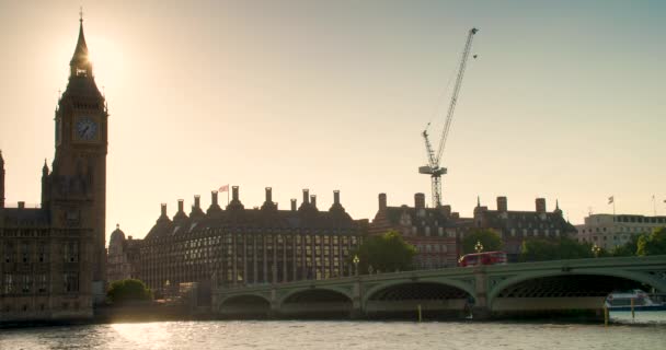 Menschen Rote Londoner Busse Und Verkehr Über Die Westminster Bridge — Stockvideo
