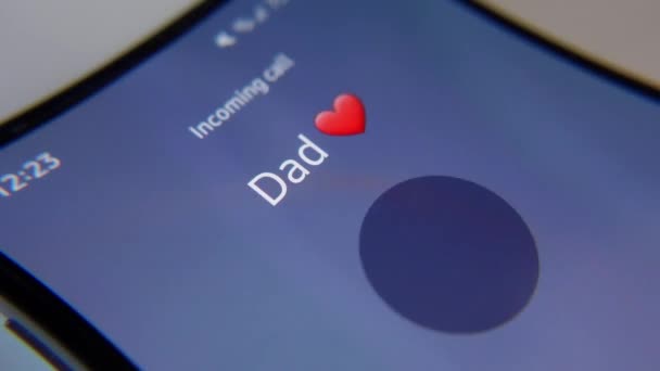Close-up layar telepon pintar dan panggilan masuk dari ayah dengan gambar — Stok Video