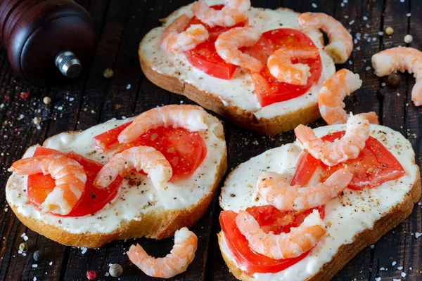 Karides ve domatesli sandviç.