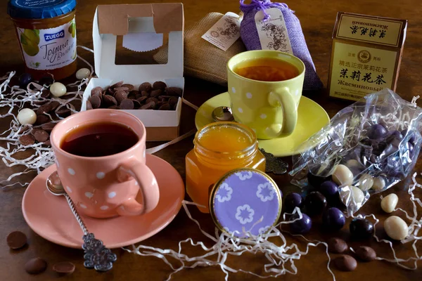 Yanına da iki fincan çay ve tatlı.