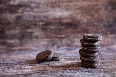 Çikolatalı kurabiyeler masanın üstünde bir sütunda duruyor.