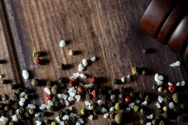 Tuz, baharat, değirmen.