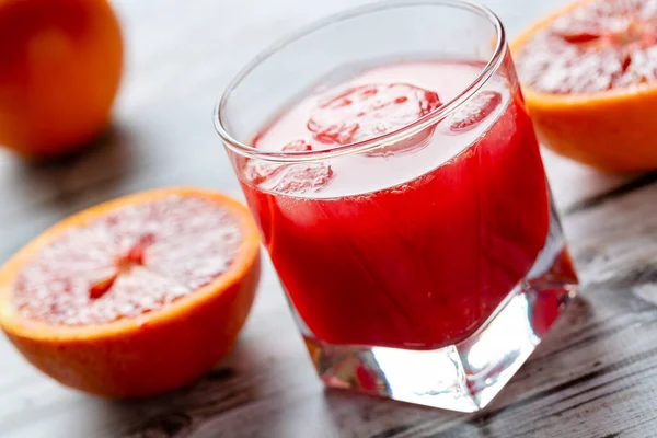 Portakallar ve taze meyve suyu.