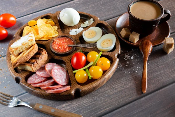 Sosis, sebze, menazhnitsa içinde yumurta.