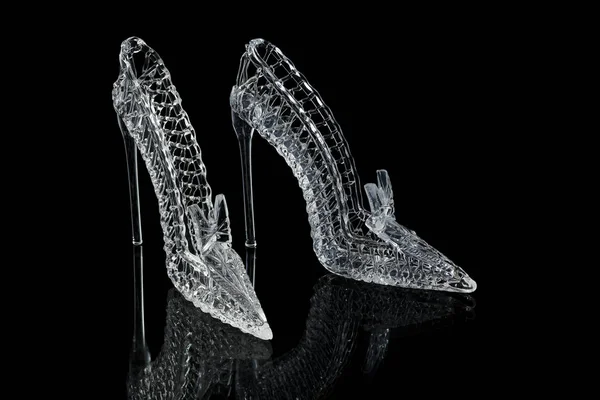 Siyah arkaplanda minyatür kristal ayakkabılar