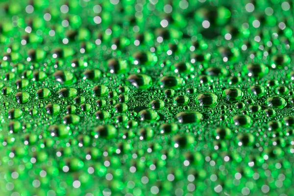 Makro su damlaları, yeşil folyoda.