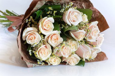 Beyaz arka planda bir buket gül.