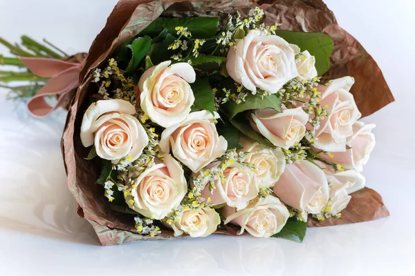 Beyaz arka planda bir buket gül.