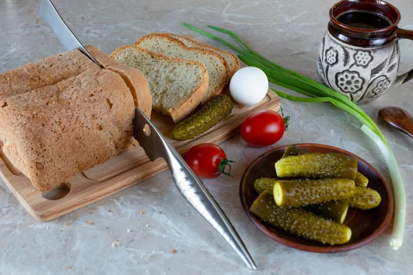 Masada dilimlenmiş beyaz ekmek ve sebze