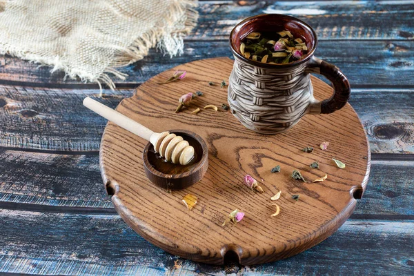 Tahtada ballı gül çayı