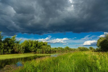 Gök gürültülü bir bulut sarkıyordu gölü