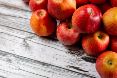 Hafif bir zemin üzerinde olgun kırmızı elmalar