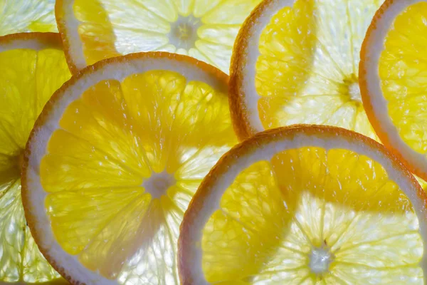 Açık arkaplanda şeffaf portakal dilimleri