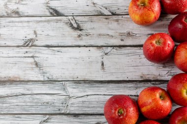 Arkaplanda kırmızı olgun elmalar