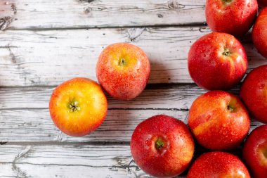 Olgun kırmızı elmalar su damlalarında