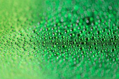 Yeşil arkaplanda su damlalarının fotoğrafı