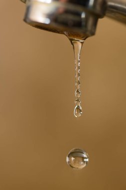 Musluk suyu havada dondu.